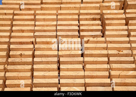 Pila di nuovi prigionieri in legno presso il deposito di legname Foto Stock
