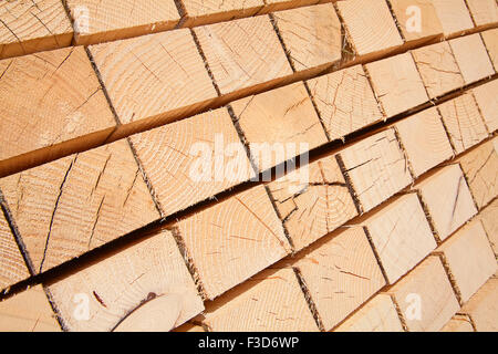 Pila di nuovi prigionieri in legno presso il deposito di legname Foto Stock