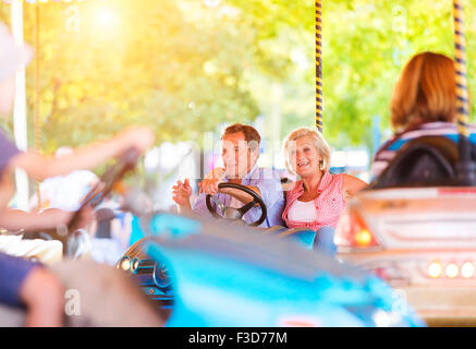 Coppia senior presso la fiera del divertimento Foto Stock