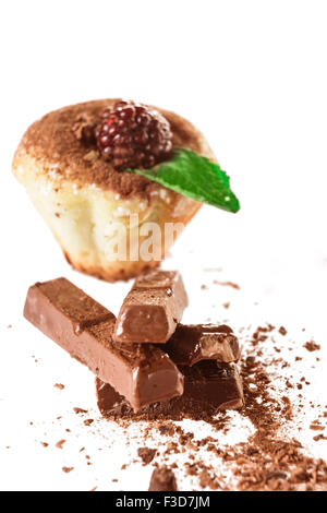 Muffin con cioccolato decorate con la menta Foto Stock