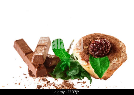 Muffin con cioccolato decorate con la menta Foto Stock