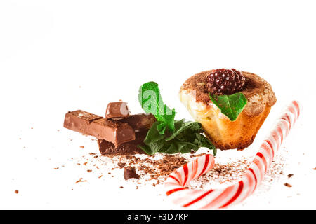 Muffin con cioccolato decorate con la menta Foto Stock