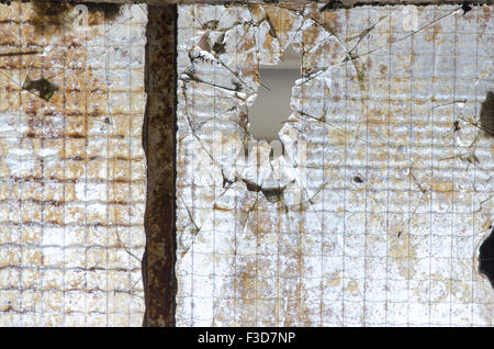 Rotto nel riquadro finestra come atto di vandalismo Foto Stock