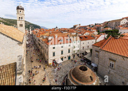 Vista di Stradun (o Placa) la strada principale e Big Onofrio la fontana al centro storico di Dubrovnik, Croazia. Foto Stock