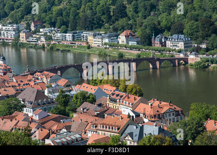 Paesaggio urbano del centro storico di Heidelberg in Germania dalla collina di Castello con vista delle Alte Bruecke, Ponte Vecchio. Foto Stock