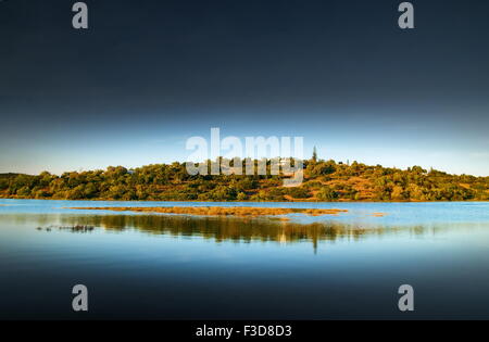 Nel tardo pomeriggio vista del arado banca di fiume nei pressi di Portimão, Algarve, PORTOGALLO Foto Stock