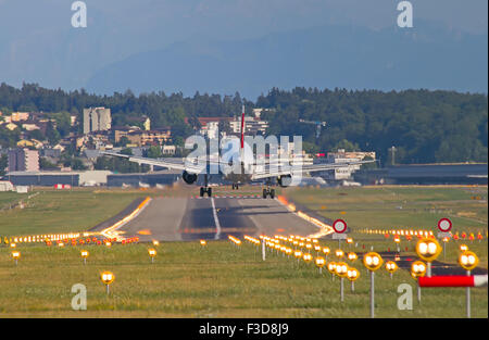 Zurigo - 18 Luglio: Airbus A-319 Swiss Air lo sbarco a Zurigo dopo breve raggio del volo su luglio 18, 2015 a Zurigo, Svizzera. Zuri Foto Stock