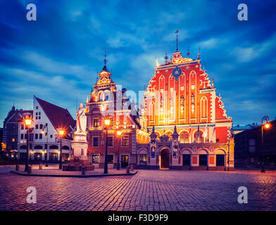 Riga Piazza del Municipio, la Casa delle Teste Nere e la Basilica di San Pietro C Foto Stock