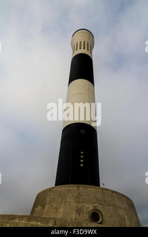 In bianco e nero a bande faro moderno. Dungeness Nuovo faro, Kent, Inghilterra, Regno Unito. Foto Stock