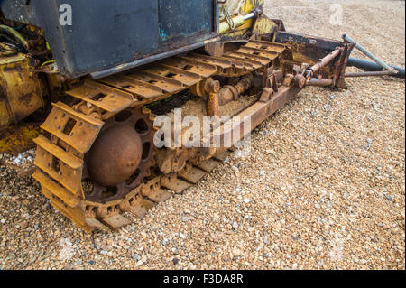 Caterpillar via, traccia continua o serbatoio battistrada sul vecchio veicolo. Foto Stock