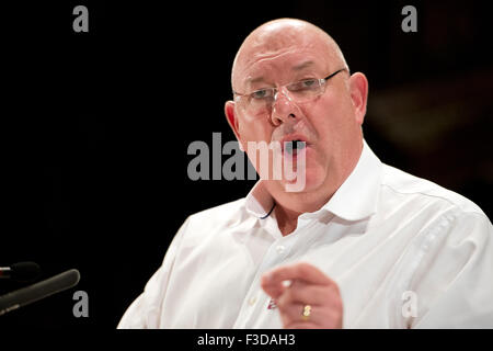 Manchester, Regno Unito. Il 5 ottobre 2015. Dave Ward, Segretario Generale dei Lavoratori di comunicazione europea (CWU), parla al popolo della post evento Rally a Cattedrale di Manchester. Credito: Russell Hart/Alamy Live News. Foto Stock
