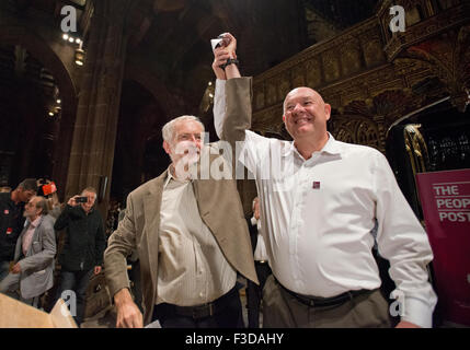 Manchester, Regno Unito. Il 5 ottobre 2015. Dave Ward, Segretario Generale dei Lavoratori di comunicazione europea (CWU) (destra), saluta leader del partito laburista Jeremy Corbyn prima di Corbyn ha parlato al popolo della post evento Rally a Cattedrale di Manchester. Credito: Russell Hart/Alamy Live News. Foto Stock