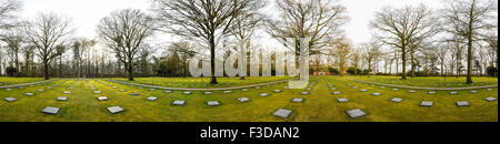 Panorama di Langemark cimitero, uno degli unici quattro Prima Guerra Mondiale i cimiteri tedesco nella regione delle Fiandre Foto Stock