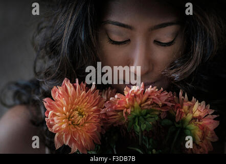 Giovane donna fiori profumati Foto Stock