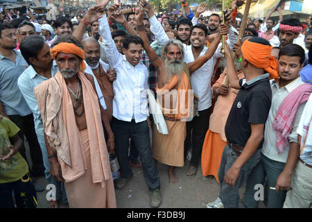 Varanasi (India). 05 ott 2015. Centinaia e migliaia di sadhus lunedì ha tenuto una manifestazione in Varanasi contro la polizia baton-carica su una processione in cui essi sono stati voce per immergere il Signore Ganesha's idolo nella Ganga. © Ravi Prakash/Pacific Press/Alamy Live News Foto Stock