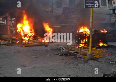 Varanasi (India). 05 ott 2015. Persone in collera burn bike e polizia jeep durante una manifestazione di protesta contro la immergere idoli Ganesha. Centinaia e migliaia di sadhus lunedì ha tenuto una manifestazione in Varanasi contro la polizia baton-carica su una processione in cui essi sono stati voce per immergere il Signore Ganesha's idolo nella Ganga. © Ravi Prakash/Pacific Press/Alamy Live News Foto Stock