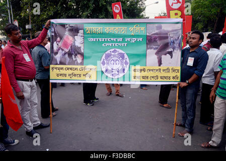 Kolkata, India. 05 ott 2015. Il distretto di Kolkata anteriore sinistra ha organizzato una manifestazione di protesta rally da Rani Rashmoni Avenue di Sealdah condannando la polizia di Kolkata lathicharge sulla sinistra militante nel corso di un programma di agitazione denominata 'Marco Lalbazar' in cui diversi protester feriti compresi donne e anziani. © Saikat Paolo/Pacific Press/Alamy Live News Foto Stock