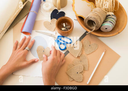 Attrezzature artigianali su tavola Foto Stock