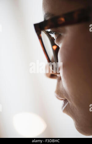 Close up della giovane donna in bicchieri da stupidi Foto Stock
