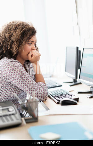 Giovane donna che lavorano in ufficio Foto Stock