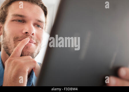 Metà di uomo adulto utilizzando tablet pc Foto Stock