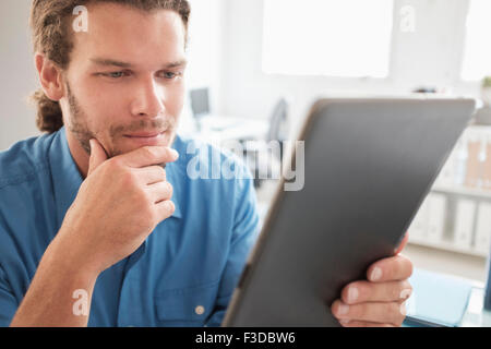 Metà di uomo adulto utilizzando tablet pc Foto Stock