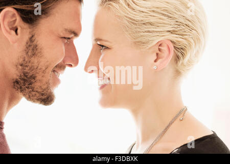 Giovane faccia a faccia su sfondo bianco Foto Stock