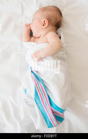 Baby girl (2-5 mesi) dormire sul letto Foto Stock