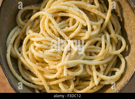 Studio shot di spaghetti alla cacio e pepe Foto Stock