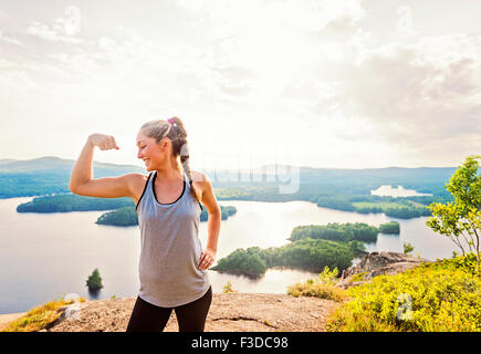 Giovane donna i muscoli di flessione Foto Stock