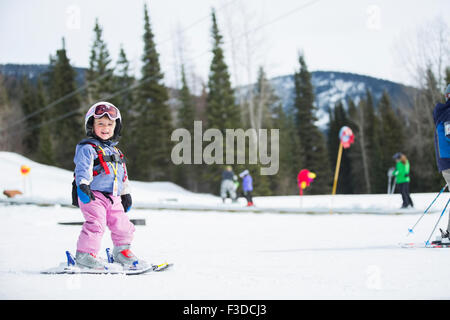 Bambina (2-3) apprendimento di sci Foto Stock