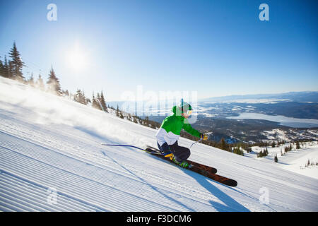 Uomo maturo sulla pista da sci al sole Foto Stock