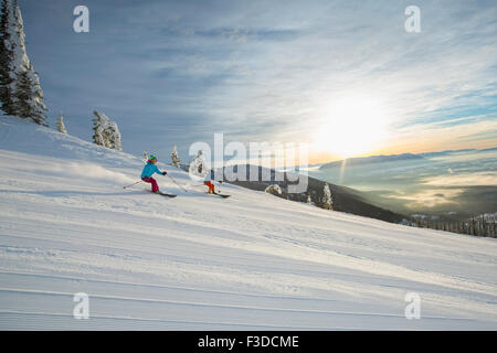 Paio di sci al tramonto Foto Stock