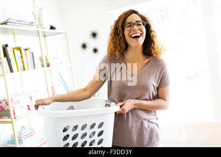 Donna della scatola di contenimento Foto Stock