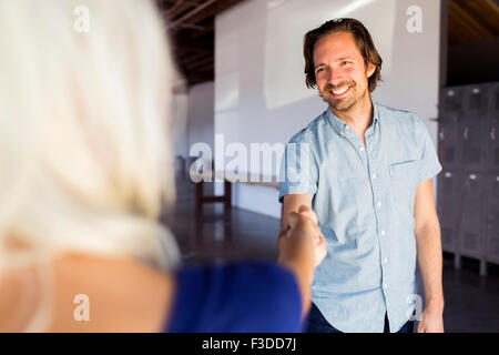 L uomo e la donna si stringono la mano Foto Stock