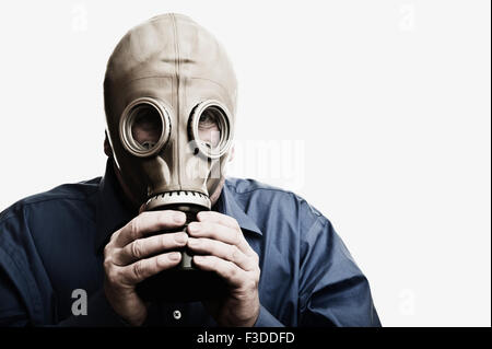 Uomo in maschera antigas Foto stock - Alamy