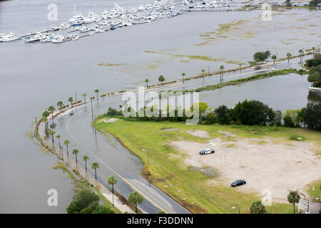 Charleston, Carolina del Sud, Stati Uniti d'America. 05 ott 2015. Vista aerea di acque alluvionali dopo record tempeste oggetto di dumping più di due piedi di pioggia sul lowcountry Ottobre 5, 2015 a Charleston, Carolina del Sud. Foto Stock