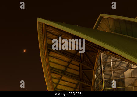 Luna piena durante l'eclisse lunare totale su Clyde Auditorium portico,Glasgow, Scotland, Regno Unito, Foto Stock