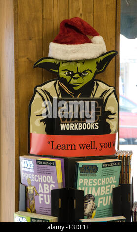 Bookstore segno dotate dei personaggi di Star Wars Yoda a Santa hat Foto Stock