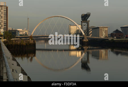 Clyde Arc attraversando il fiume Clyde,Finnieston,Glasgow, Scotland, Regno Unito, Foto Stock