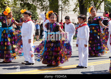 Figli messicani hat ballerini in costume tradizionale - USA Foto Stock