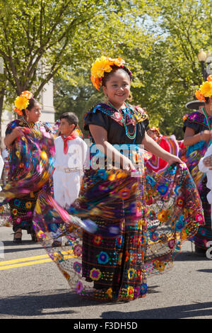 Figli messicani hat ballerini in costume tradizionale - USA Foto Stock