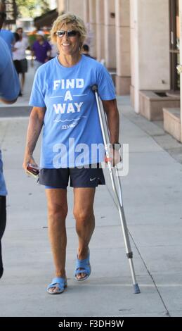 Endurance nuotatore Diana Nyad, prima persona a nuotare da Cuba per gli Stati Uniti senza una gabbia di squalo che indossa un blu 'Trovare un modo" t-shirt cammina con una stampella durante un giro di shopping in Beverly Hills offre: Diana Nyad dove: Los Angeles, California, Regno Stat Foto Stock