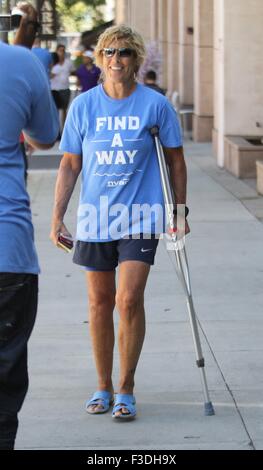 Endurance nuotatore Diana Nyad, prima persona a nuotare da Cuba per gli Stati Uniti senza una gabbia di squalo che indossa un blu 'Trovare un modo" t-shirt cammina con una stampella durante un giro di shopping in Beverly Hills offre: Diana Nyad dove: Los Angeles, California, Regno Stat Foto Stock