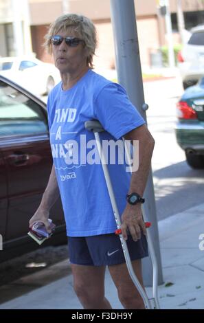 Endurance nuotatore Diana Nyad, prima persona a nuotare da Cuba per gli Stati Uniti senza una gabbia di squalo che indossa un blu 'Trovare un modo" t-shirt cammina con una stampella durante un giro di shopping in Beverly Hills offre: Diana Nyad dove: Los Angeles, California, Regno Stat Foto Stock