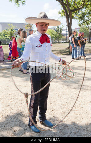 Un Vaquero (cowboy messicano) filatura un lazo Foto Stock