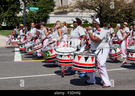 Batteristi Batalá a parade - Washington DC, Stati Uniti d'America Foto Stock