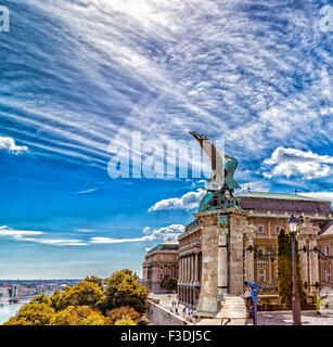 Statua di un Turul sulla ringhiera e ingresso principale del Castello di Buda a Budapest, Ungheria Foto Stock