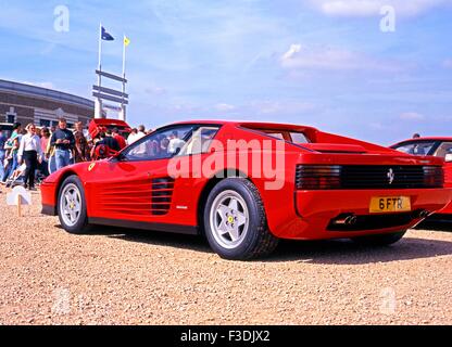 Red Ferarri Testarossa Parcheggiato fuori la Heritage Motor Centre Motor Museum, Gaydon (aka. National Motor Museum) Warwickshire, Foto Stock