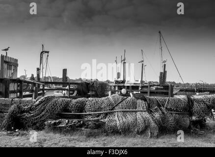Le reti da pesca e gabbiani a southwold Harbour Foto Stock